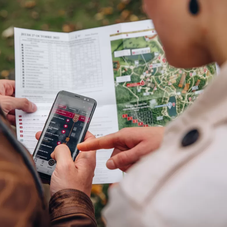 Couple utilisant l'application du Puy du Fou ainsi que le plan
