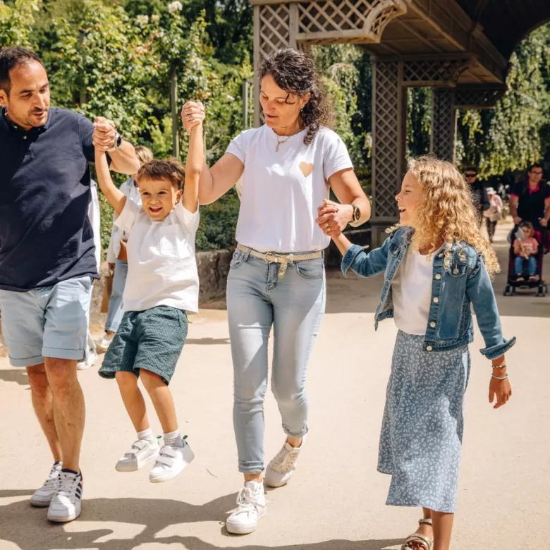 Famille avec enfants dans les allées du Puy du Fou