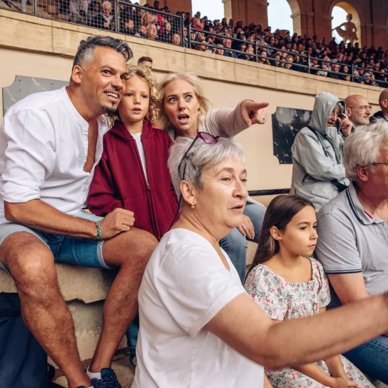 Famille avec grands-parents devant le spectacle du Signe du Triomphe
