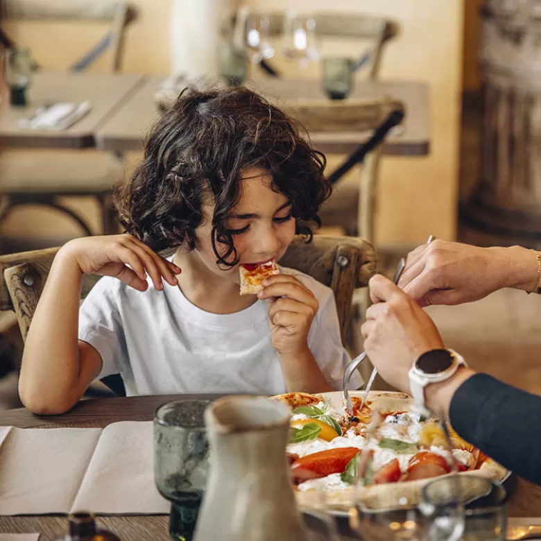 Petite fille se restaurant au Puy du Fou