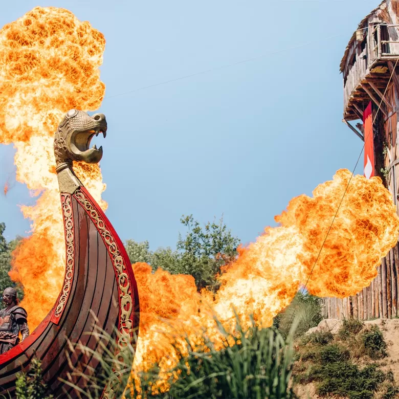 Drakkar et triflamme du spectacle "Les Vikings" au Puy du Fou