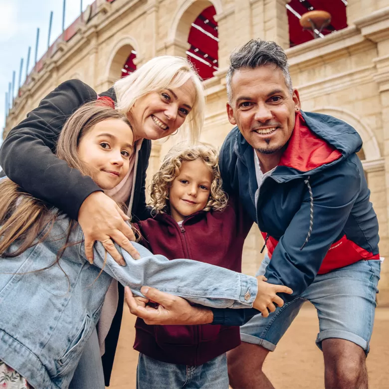 Famille devant l'arène romaine du Puy du Fou