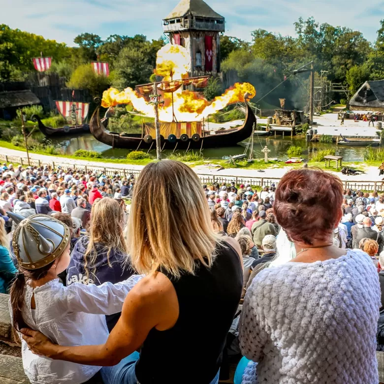 Famille devant le triflamme du spectacle "Les Vikings"