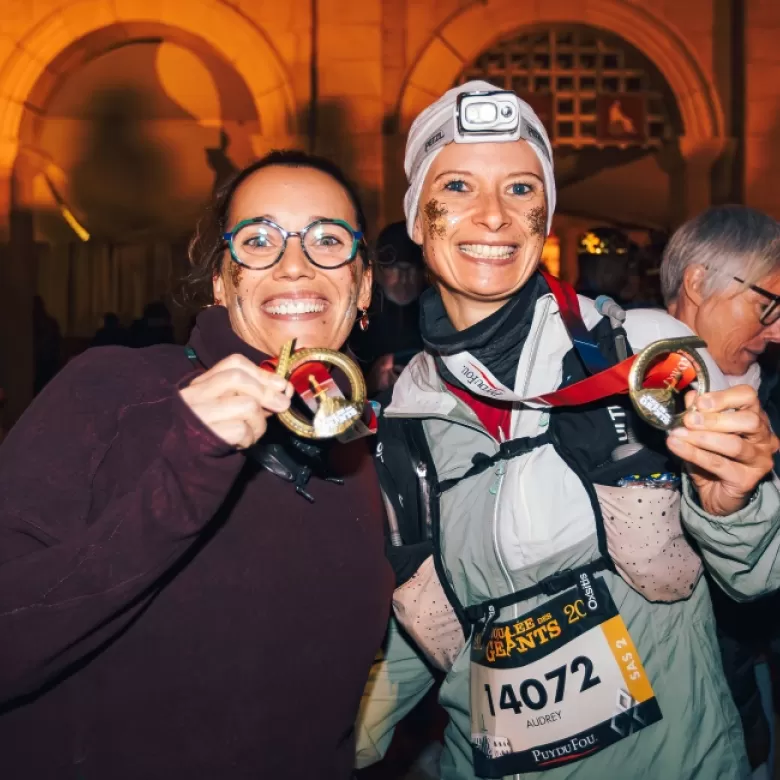 Duo de femmes avec médaille à l'arrivée du 20km foulée des géants