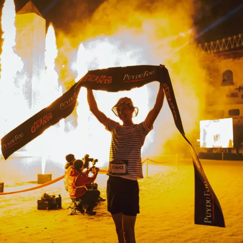 Homme franchit la ligne d'arrivée du 10km foulée des géants