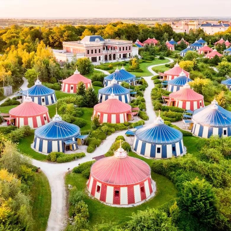 Logeries du Camp du Drap d'Or, l'un des hôtels de la Cité Nocturne du Puy du Fou