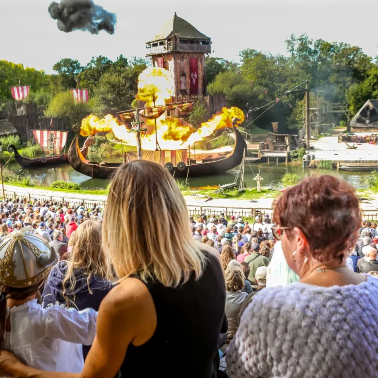 Famille devant le triflamme du spectacle des Vikings