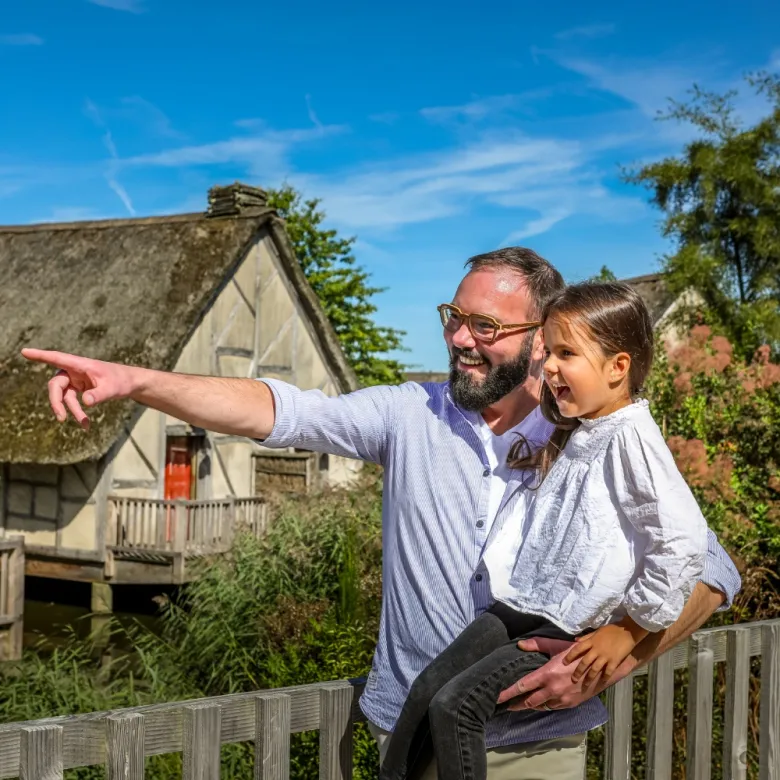 Père avec sa fille sur Les Iles de Clovis