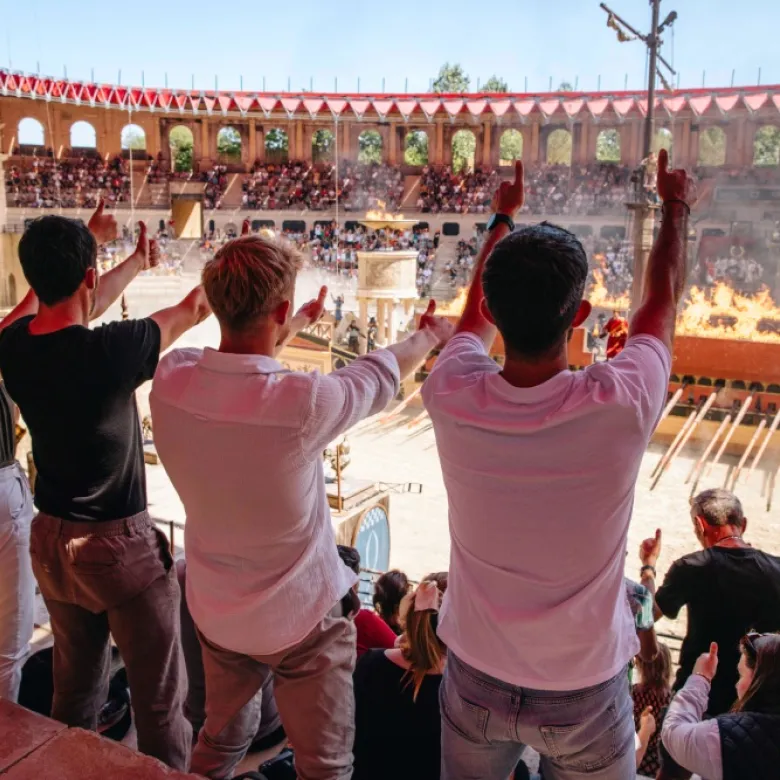 Groupe d'amis au spectacle "Le Signe du Triomphe"