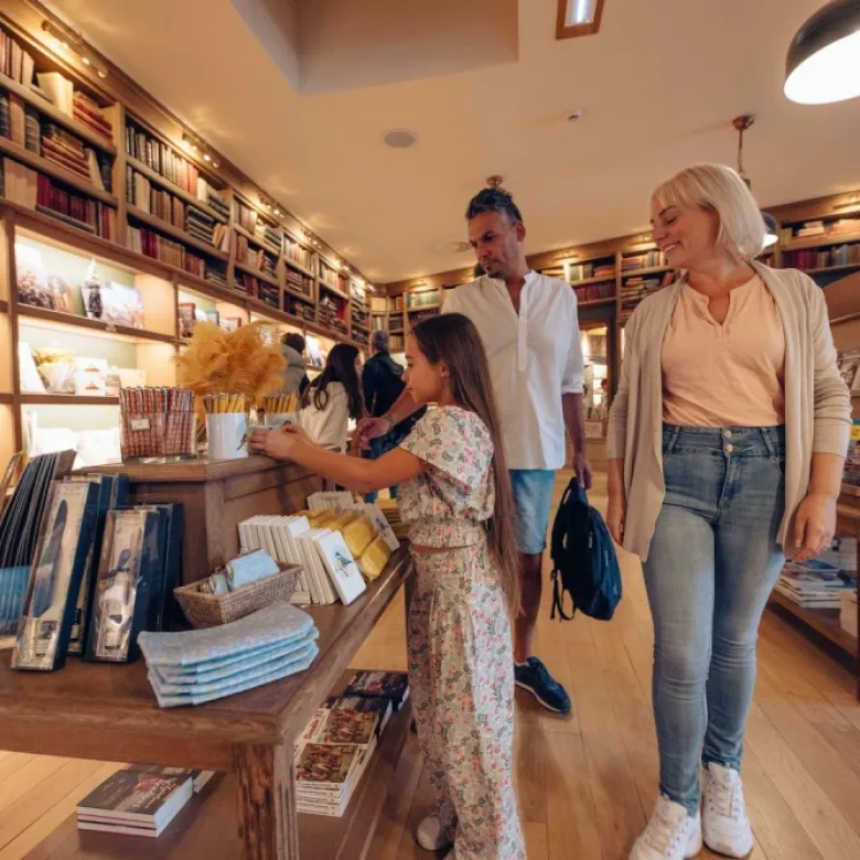 Famille au coeur des boutiques du Bourg Bérard