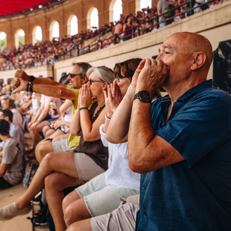 Grands-parents devant le spectacle du Signe du Triomphe