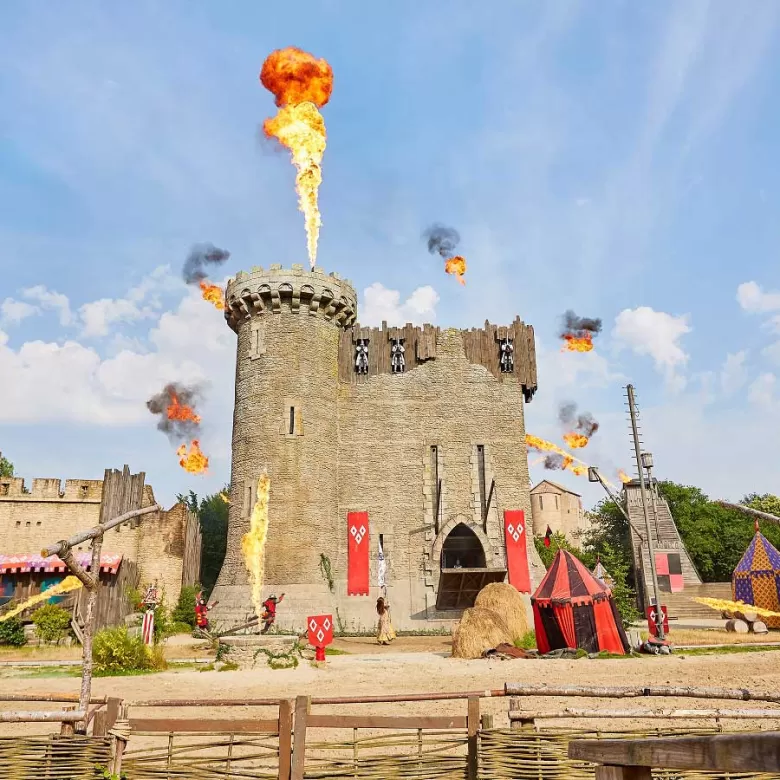 Château crachant du feu dans le spectacle "Le Secret de la Lance" au Puy du Fou