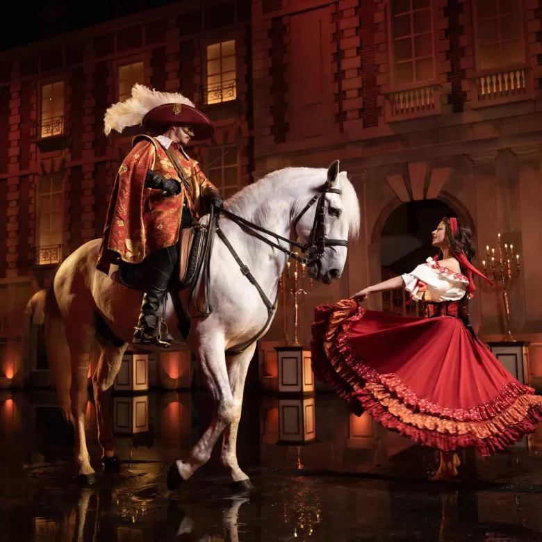 Flamenca et mousquetaire dans le spectacle "Mousquetaire de Richelieu"