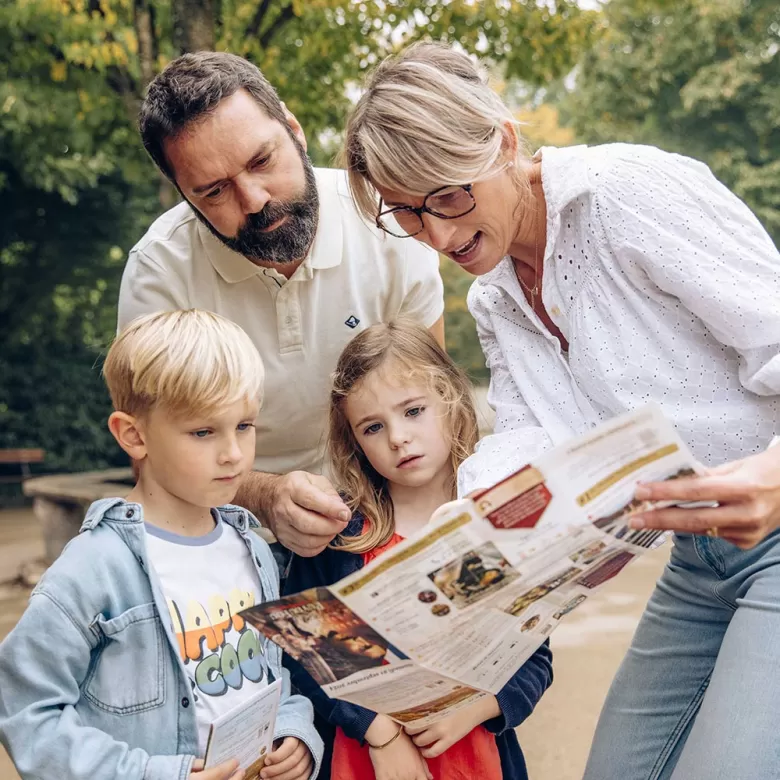 Famille devant un Guide Visiteur lors de son séjour au PDF