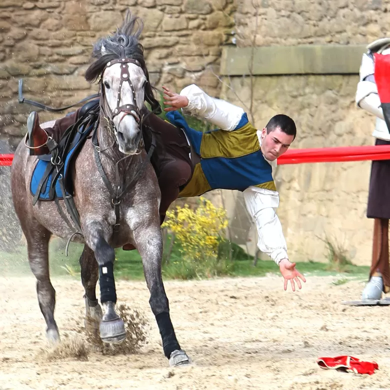 Voltigeur équestre du spectacle Le Secret de la Lance. L’équitation est l’une des disciplines enseignée à la Puy du Fou Académie.