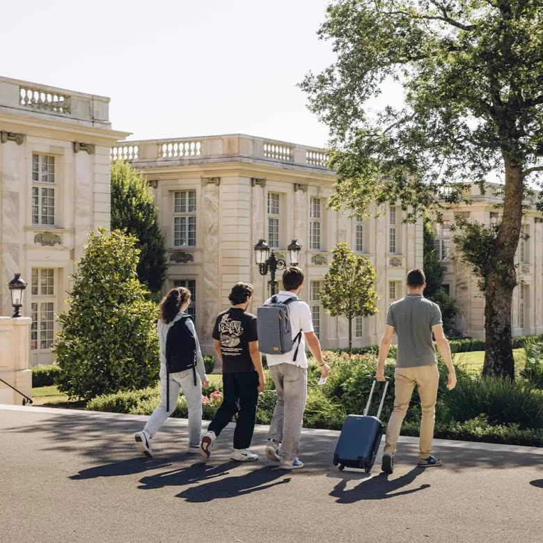 Un groupe d'amis devant l'hôtel insolite Le Grand Siècle