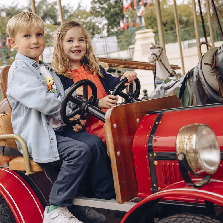 enfants dans la voiture du carrousel au Puy du Fou