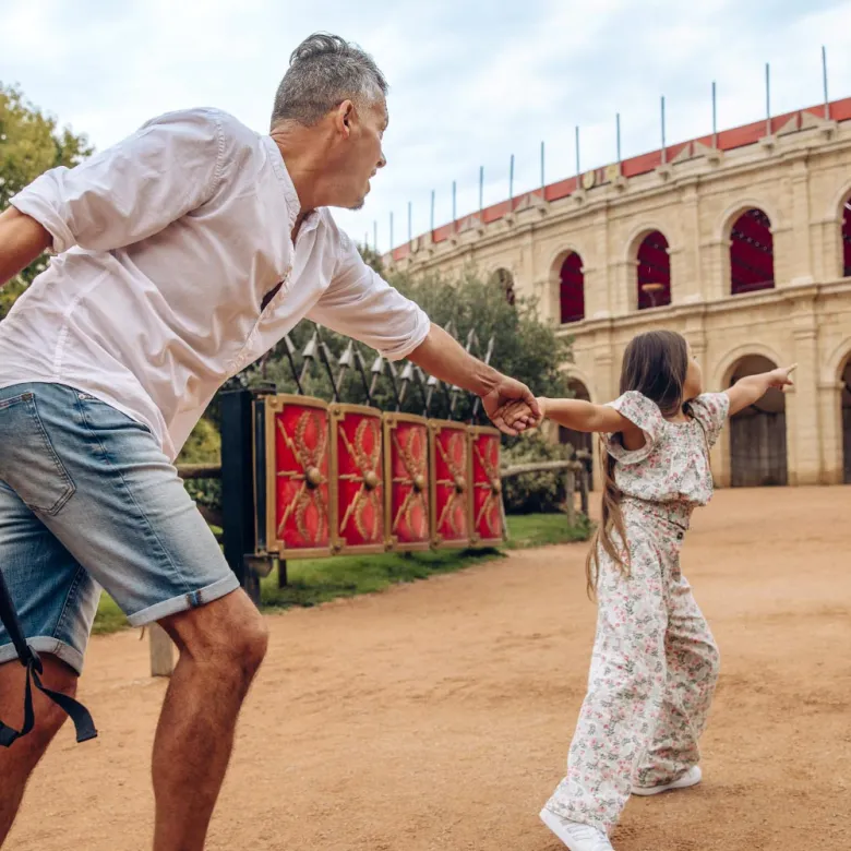 Père et sa fille devant le Stadium Gallo-Romain
