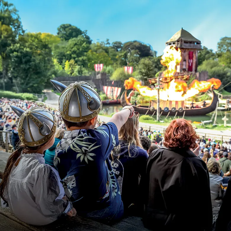 Enfant devant un spectacle du Puy du Fou