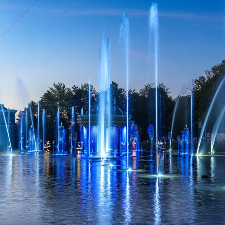 Jets d'eau et lumières sur le lac spectacle les Noces de Feu
