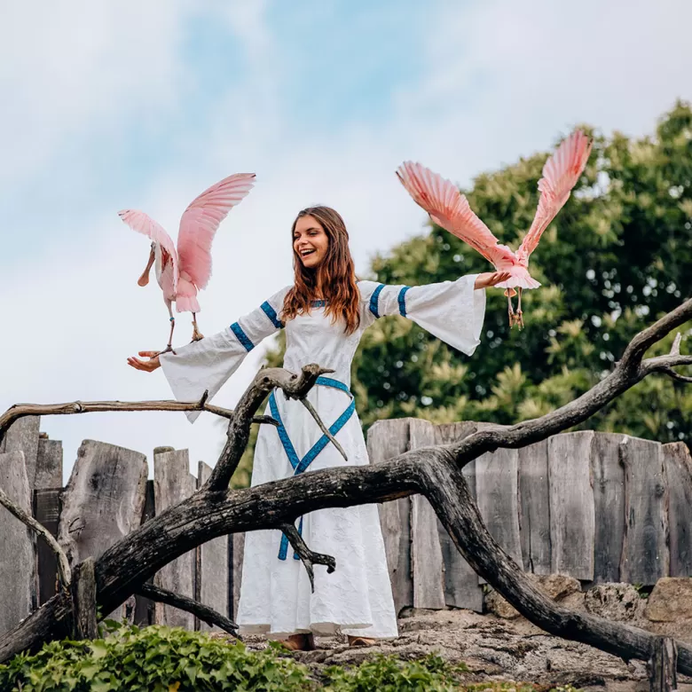 Aliénor avec deux oiseaux dans le spectacle des Oiseaux Fantômes