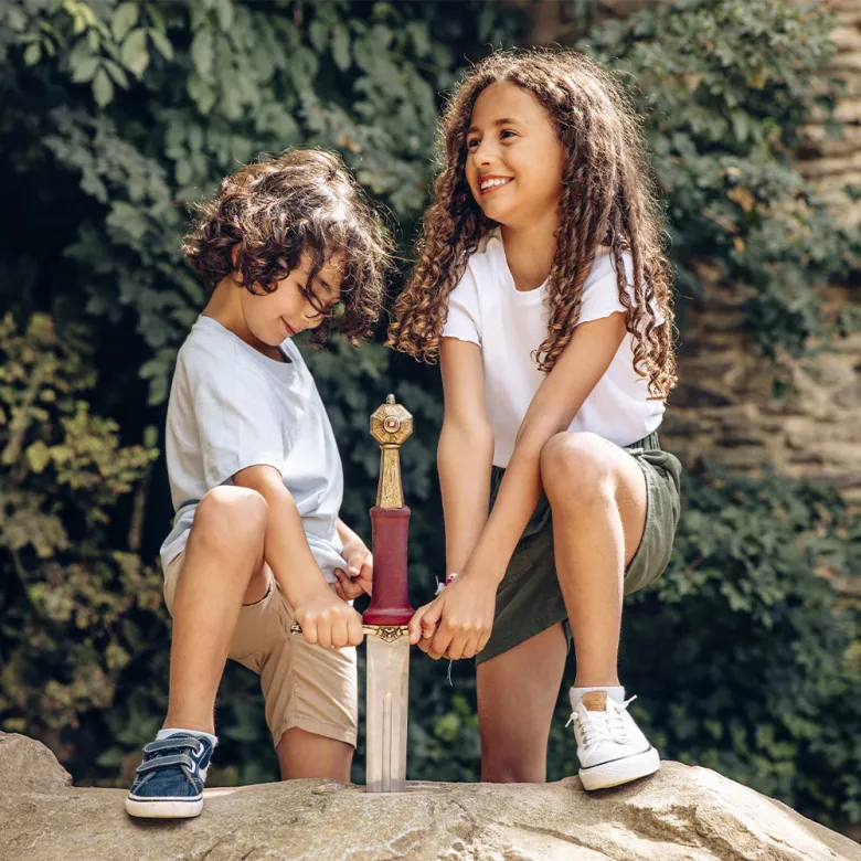 enfants avec l'épée d'Excalibur au Puy du Fou