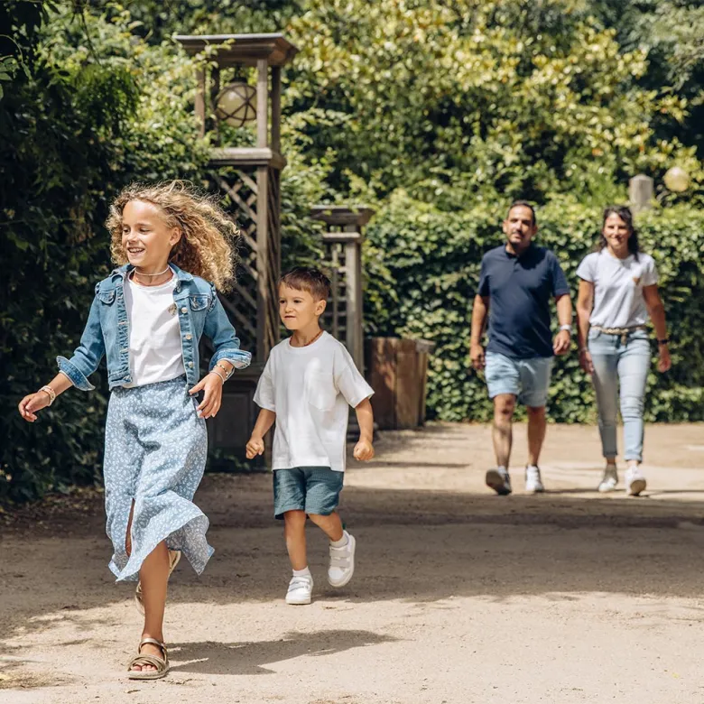 enfants dans "Le Labyrinthe des Animaux" au Puy du Fou