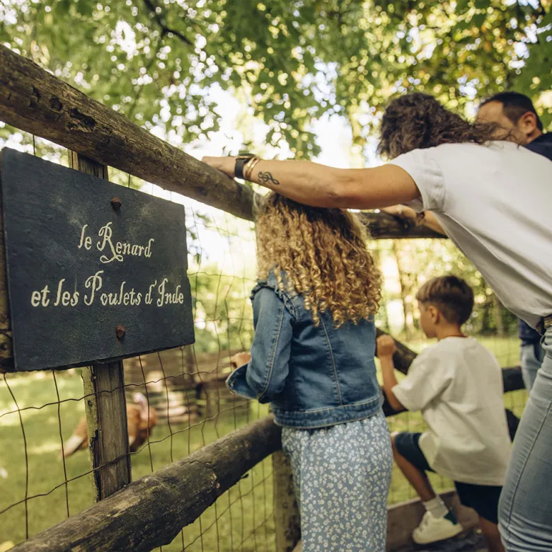 Enfants dans le Monde Imaginaire de La Fontaine au Puy du Fou