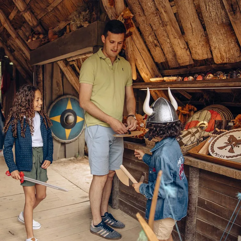 enfants dans une boutique du Puy du Fou, déguisés