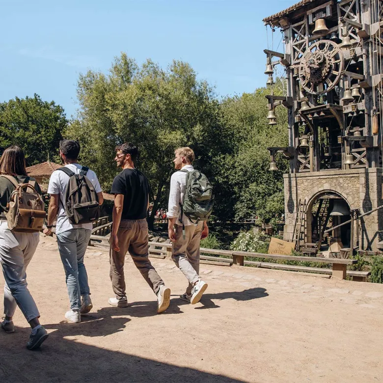Visiteurs se baladant dans le parc du Puy du Fou