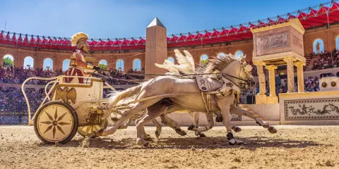 Course de chars dans le stadium du spectacle "Le Signe du Triomphe" au Puy du Fou