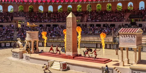 Combat de gladiateur dans le spectacle "Le Signe du Triomphe"
