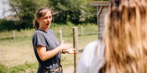 Sandy, soigneuse animalier du Conservatoire Animal au Puy du Fou lors de l'atelier "En coulisses avec les animaux"