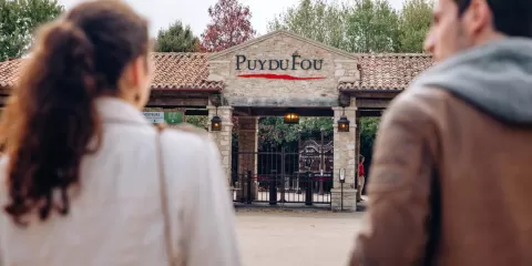 Couple avançant vers les entrées du Puy du Fou