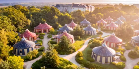 "Logeries" de l'hôtel "Le Camp du Drap d'Or" au Puy du Fou
