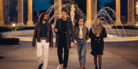 Amis dans les allées éclairées du Puy du Fou en soirée