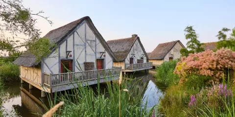 Huttes sur pilotis de l'hôtel les Iles de Clovis au Puy du Fou