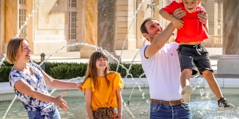 Famille devant une fastueuse fontaine