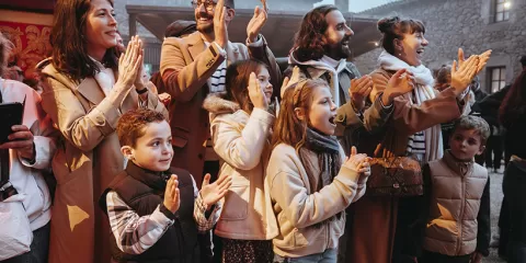 Famille devant le spectacle "La Frairie de la Toussaint" au Puy du Fou