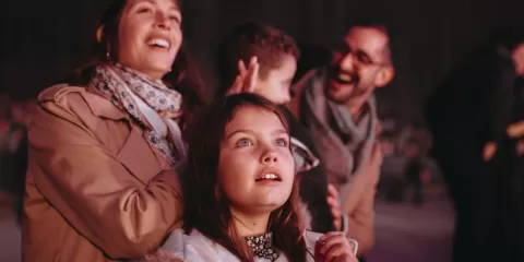 Enfant émerveillé au Puy du Fou