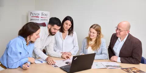 Commerciaux du Puy du Fou discutant avec des clients professionnels du tourisme