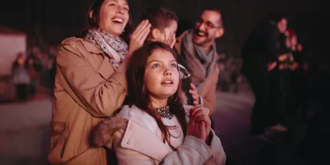 Jeune fille émerveillée devant un spectacle du Puy du Fou