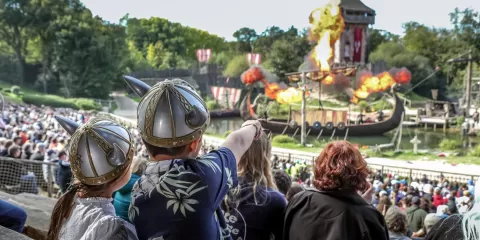 Enfants devant le spectacle des Vikings
