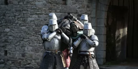 Chevaliers portant le roi Arthur mort