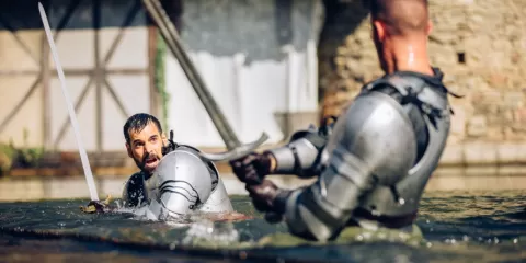 Combat entre deux chevalier dans l'eau