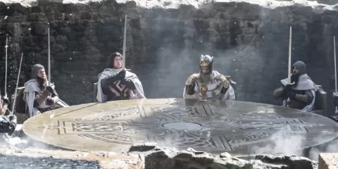 Arthur et les chevaliers de la Table Ronde avec leur épée autour de la Table dans le spectacle l'Epée du roi Arthur