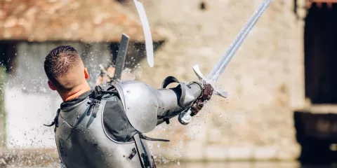 Excalibur cassant une autre épée lors d'un combat entre deux chevaliers