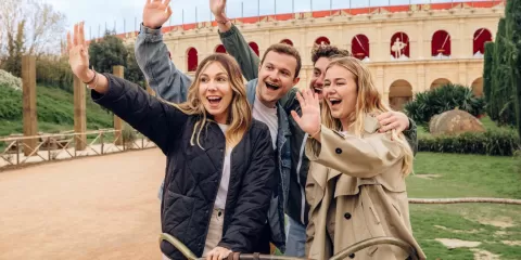 Etudiants dans un char devant le stadium Gallo-Romain en train de prendre une photo durant l'expérience photo