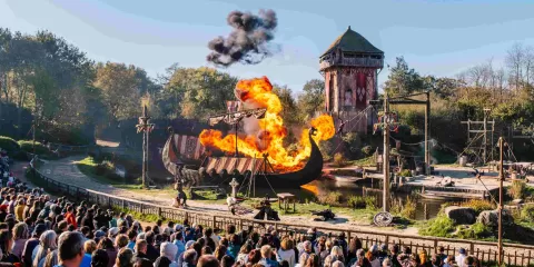 Triflamme drakkar du spectacle Vikings Puy du Fou