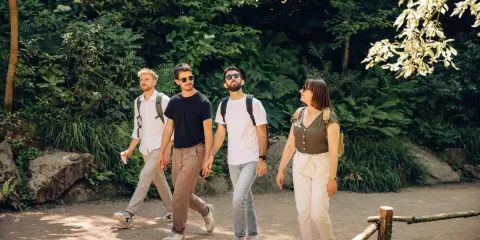 Amis se baladant en été dans le Val de la Marienne en lunettes de soleil teeshirt manches courtes